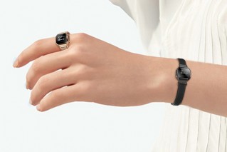 rogbid-fusion-a-mini-smartwatch-you-wear-on-your-finger