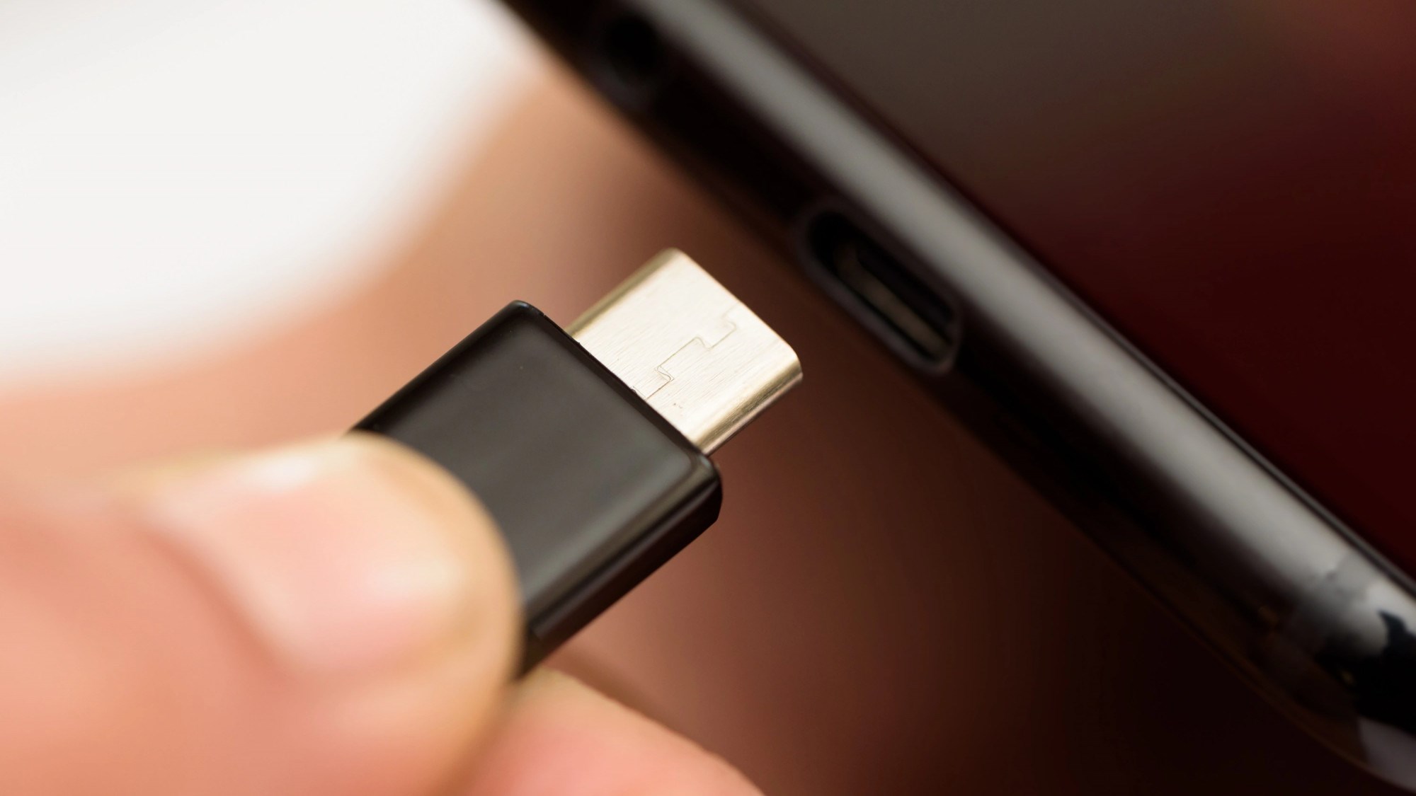 EP approved the proposal for a single charging port: USB-C becomes the only standard. EP approved the proposal for a single charging port: USB-C becomes the only standard.